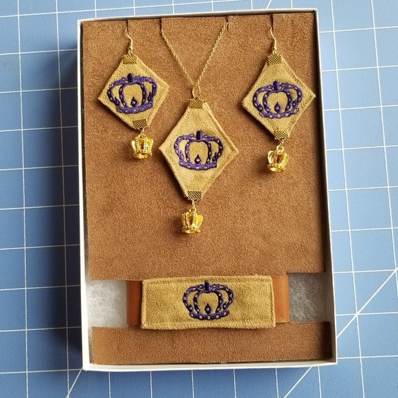 Crown Royal Jewelry Set in presentation box - Picture 2 of 8